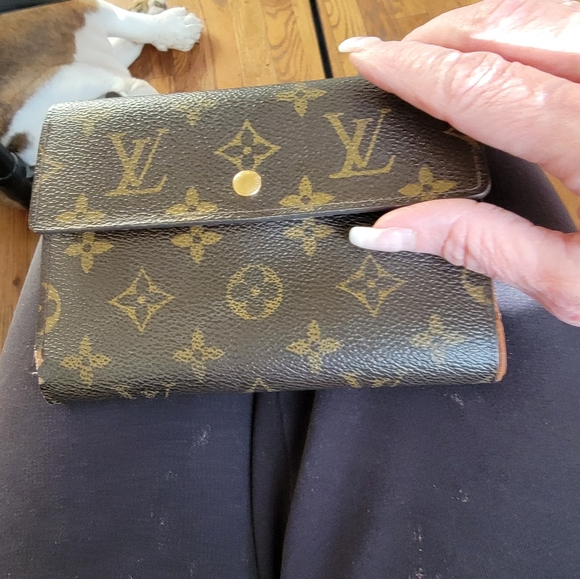 Sold at Auction: A ladies wallet marked Louis Vuitton